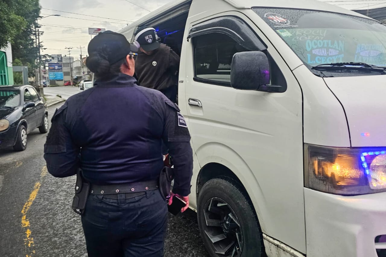 Policía de la capital brinda seguridad a usuarios de transporte público en Ocotlán